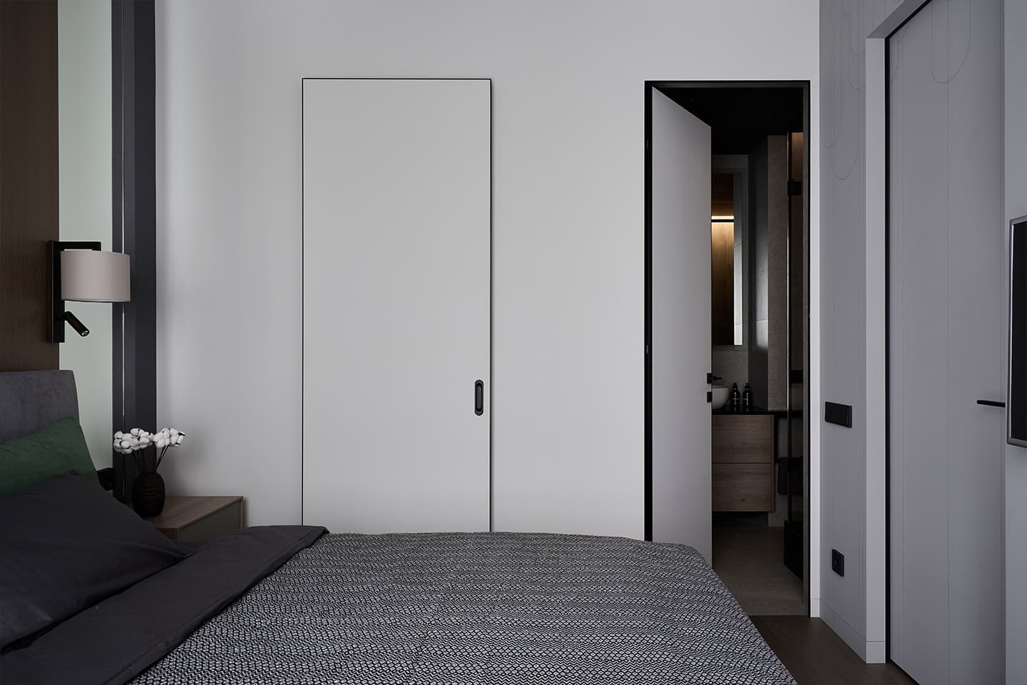 Продуманный интерьер угловой квартиры с тремя спальнями — проект студии дизайна «Сфера»