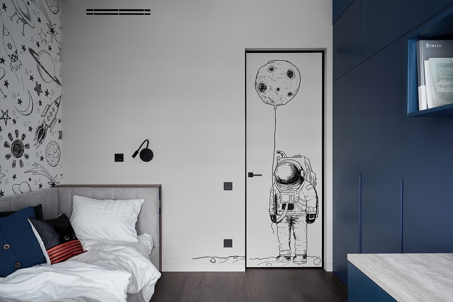 Продуманный интерьер угловой квартиры с тремя спальнями — проект студии дизайна «Сфера»