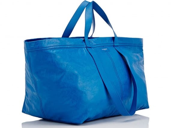 Бренд Balenciaga выпустил синюю сумку, как у IKEA, за $2500 Бренд Balenciaga выпустил синюю сумку, как у IKEA, за $2500