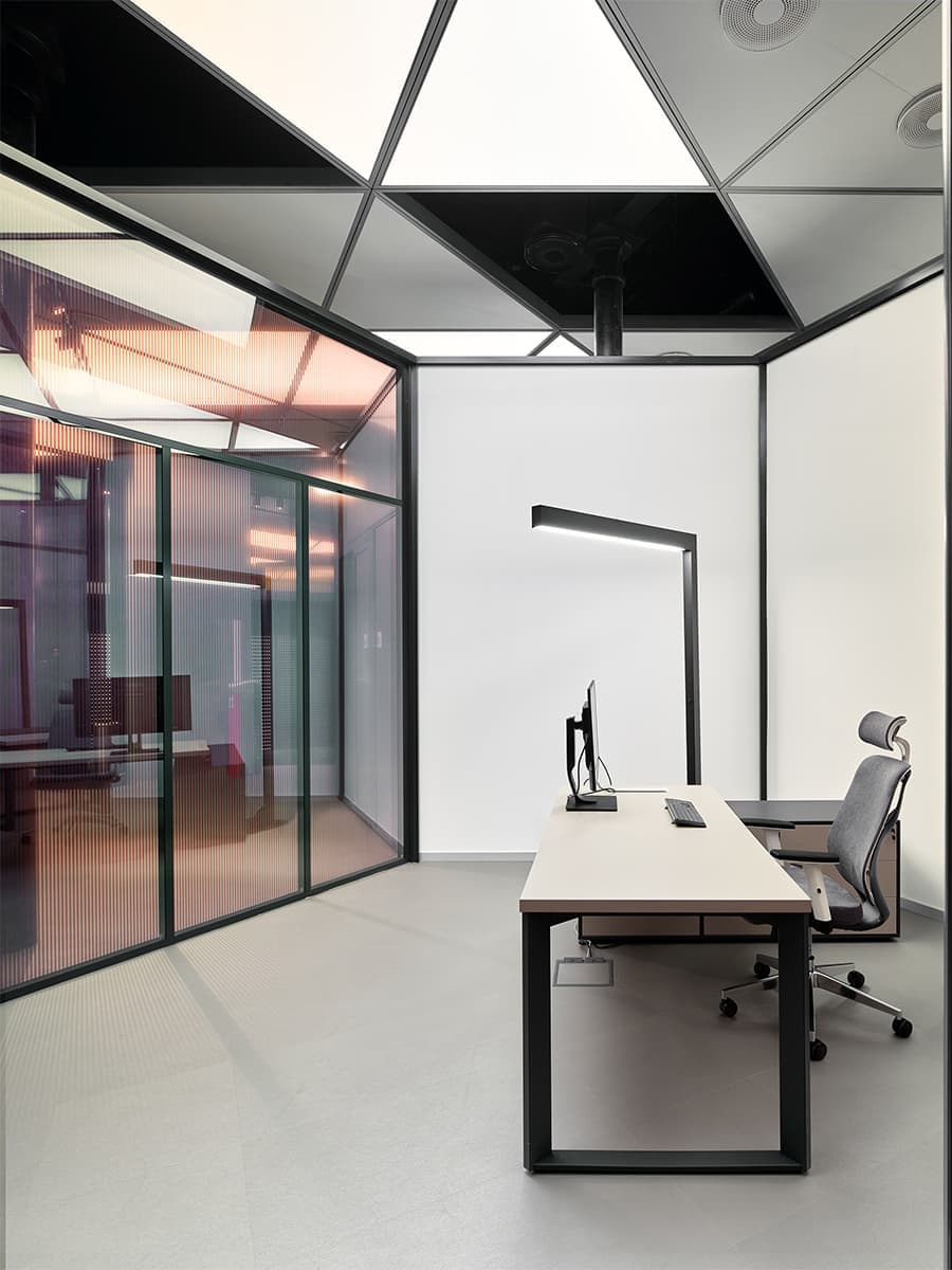 Строгая геометрия, стекло и алюминиевые детали в интерьере современного офиса — проект студии VOX Architects