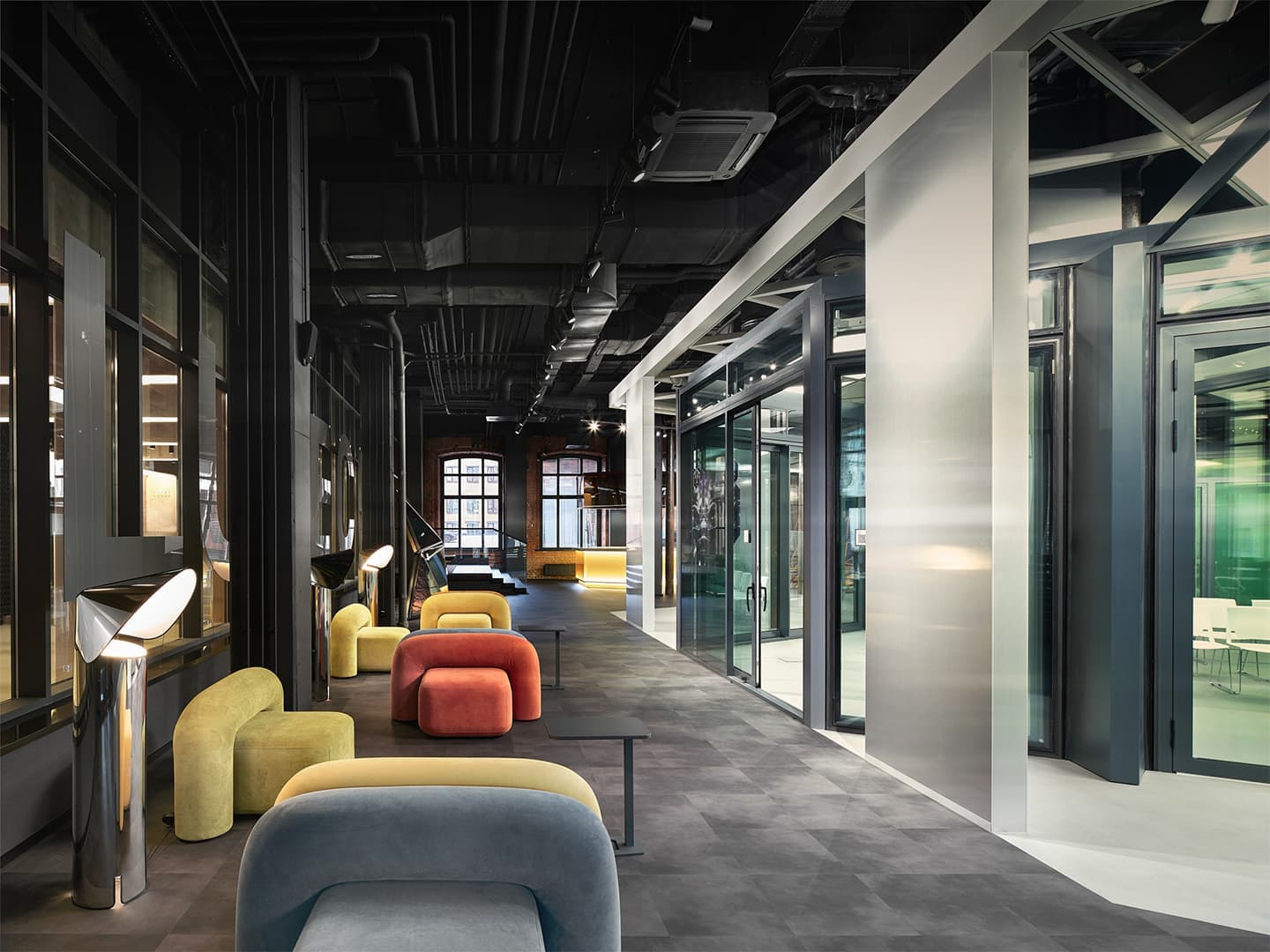 Строгая геометрия, стекло и алюминиевые детали в интерьере современного офиса — проект студии VOX Architects