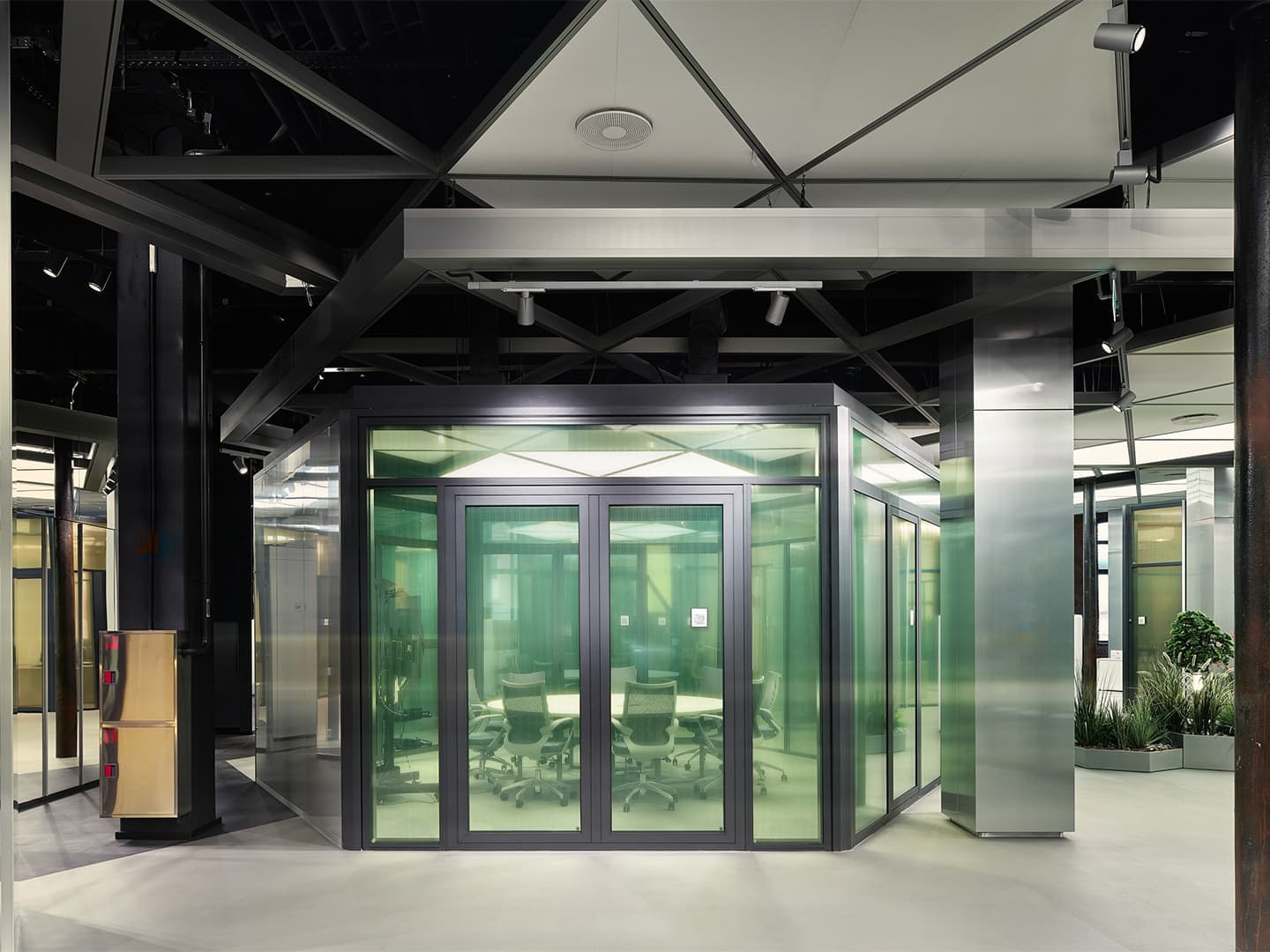 Строгая геометрия, стекло и алюминиевые детали в интерьере современного офиса — проект студии VOX Architects