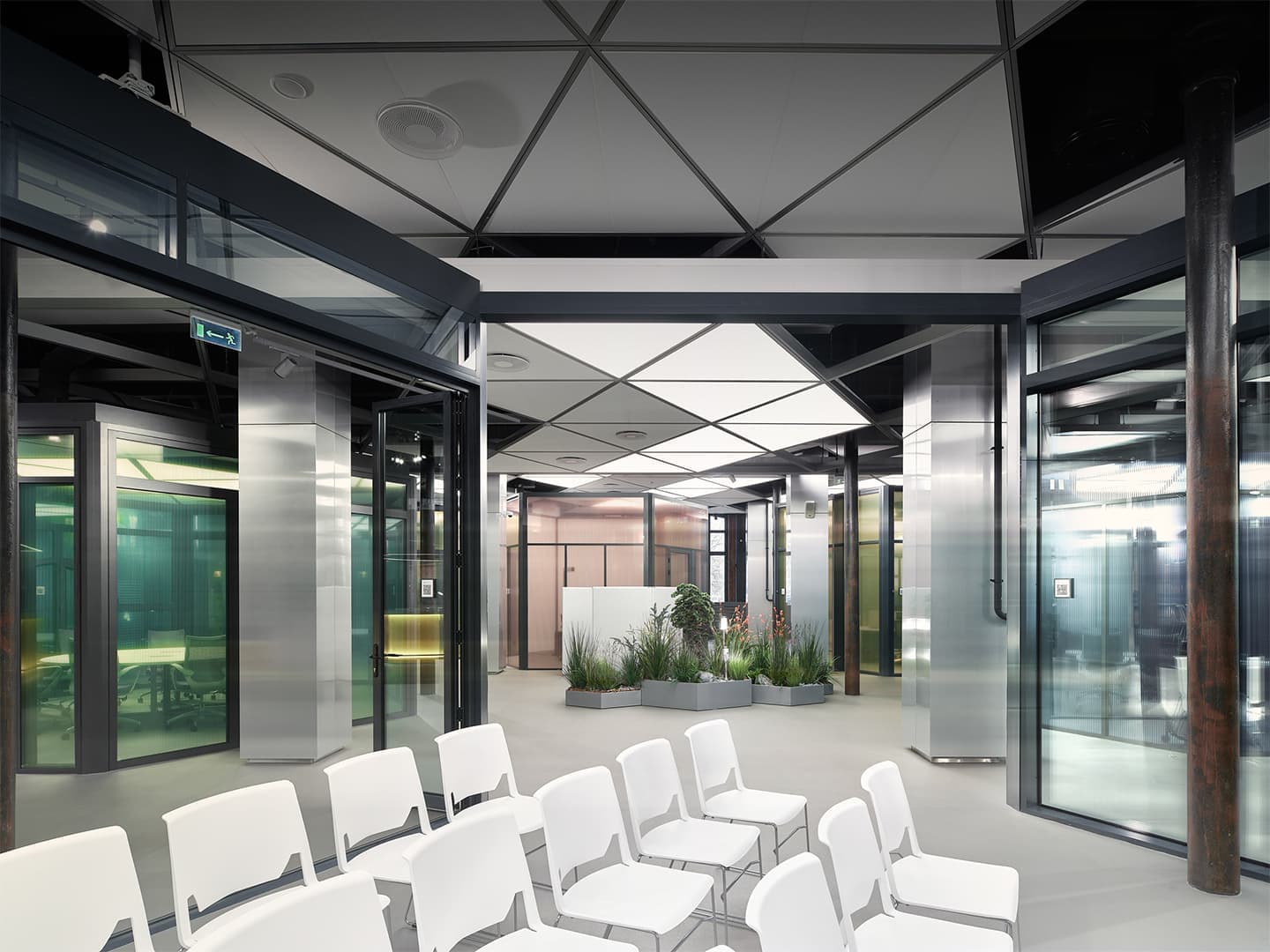 Строгая геометрия, стекло и алюминиевые детали в интерьере современного офиса — проект студии VOX Architects