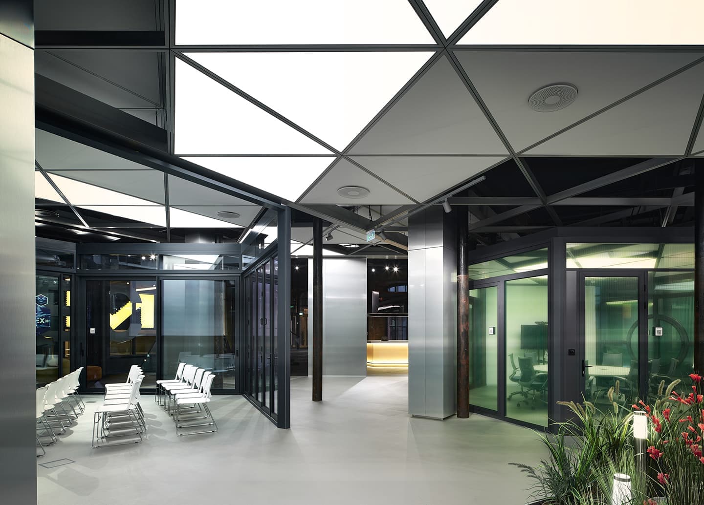 Строгая геометрия, стекло и алюминиевые детали в интерьере современного офиса — проект студии VOX Architects