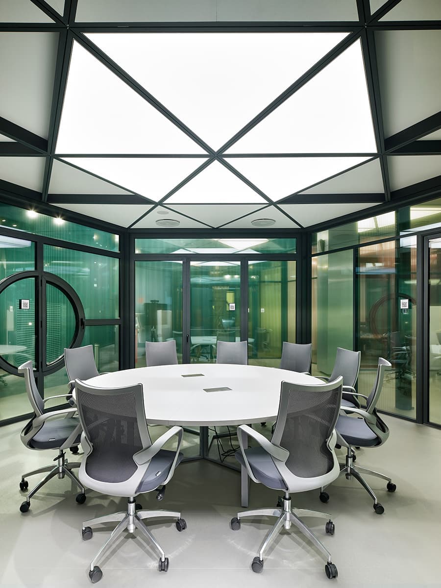Строгая геометрия, стекло и алюминиевые детали в интерьере современного офиса — проект студии VOX Architects