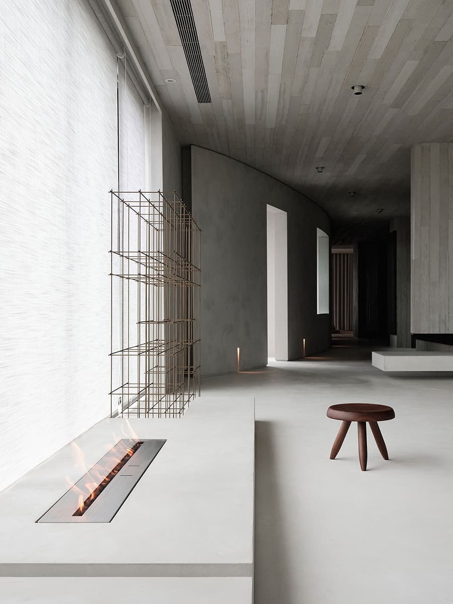 Оттенки Востока: бетон, обожженное дерево и современная мебель в лаконичном интерьере квартиры — проект студии Wei Yi International Design Associates