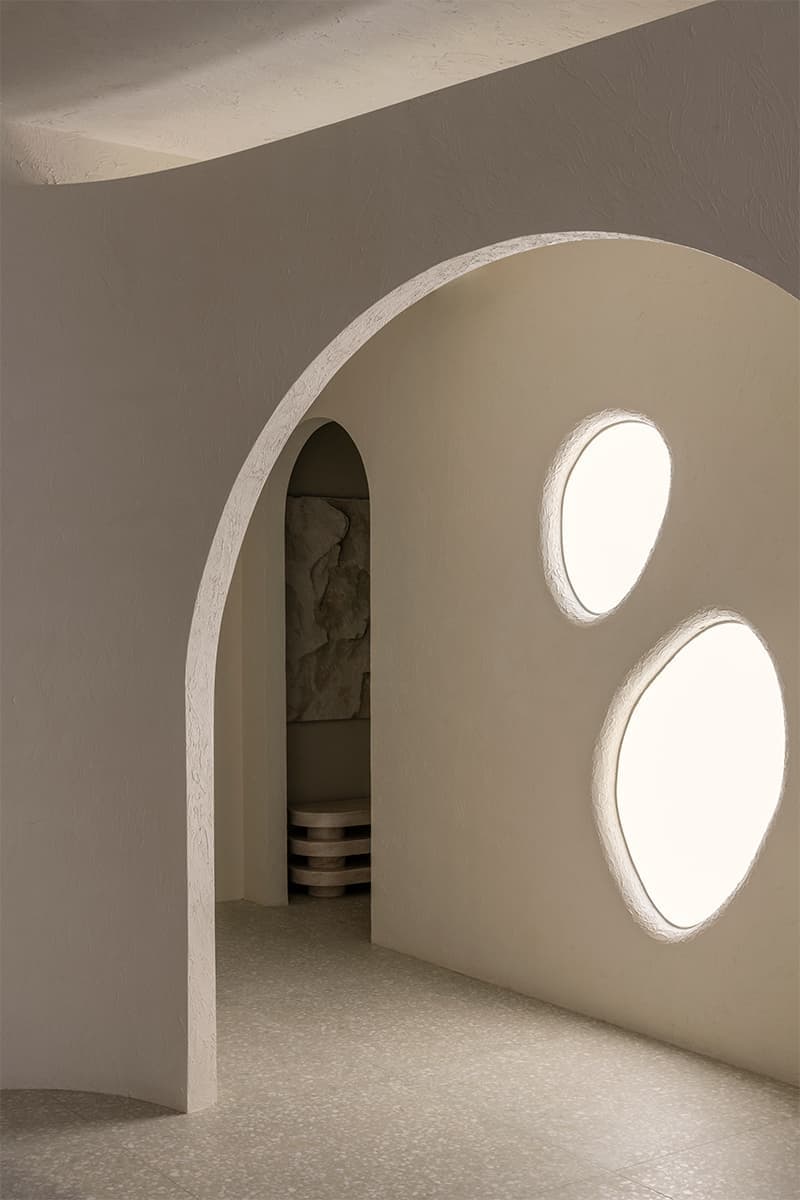 Скамьи-валуны и панно из искусственного камня в интерьере магазина на Патриарших прудах — проект бюро Gulyaev + Tsakharias