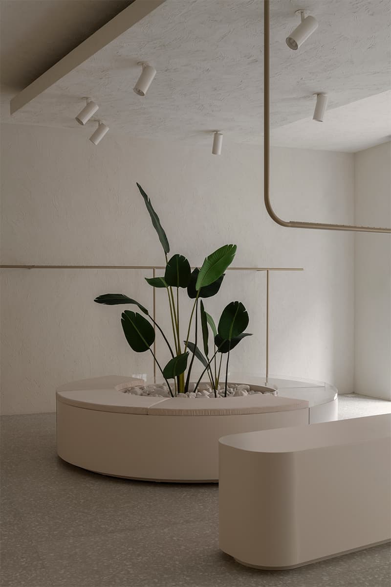 Скамьи-валуны и панно из искусственного камня в интерьере магазина на Патриарших прудах — проект бюро Gulyaev + Tsakharias