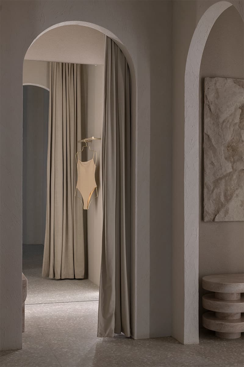 Скамьи-валуны и панно из искусственного камня в интерьере магазина на Патриарших прудах — проект бюро Gulyaev + Tsakharias