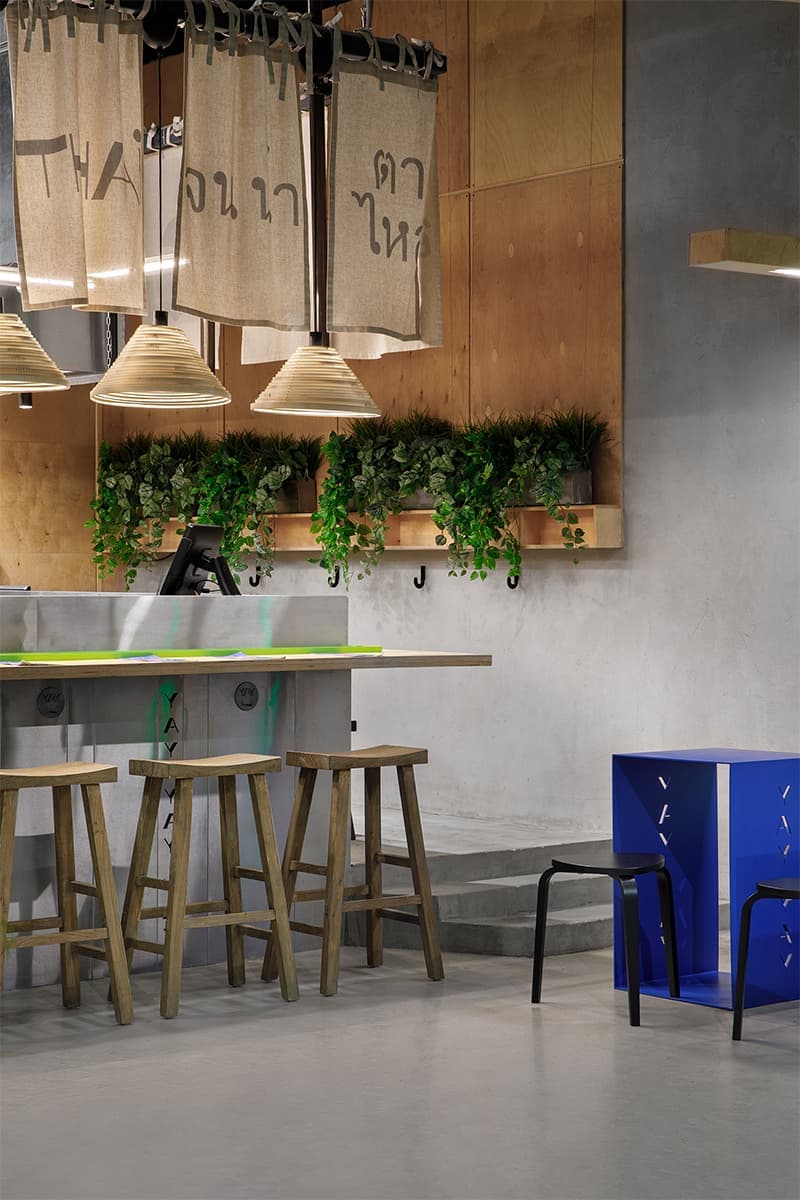 Яркий интерьер кафе тайской кухни с неоновыми деталями — проект студии Miyao