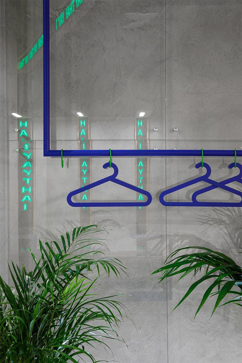 Яркий интерьер кафе тайской кухни с неоновыми деталями — проект студии Miyao