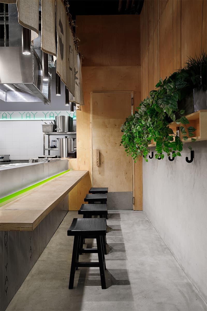 Яркий интерьер кафе тайской кухни с неоновыми деталями — проект студии Miyao