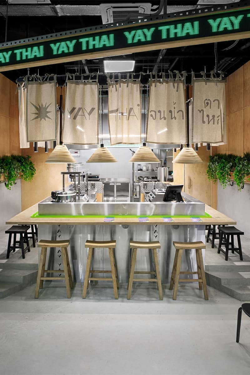 Яркий интерьер кафе тайской кухни с неоновыми деталями — проект студии Miyao