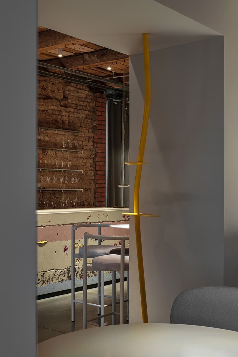 Желтые акценты в интерьере гастробара со старинной кирпичной кладкой — проект DA bureau