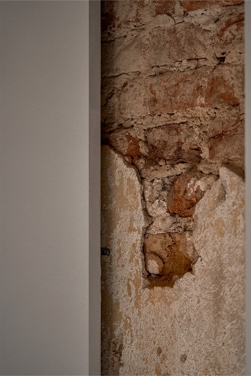 Желтые акценты в интерьере гастробара со старинной кирпичной кладкой — проект DA bureau