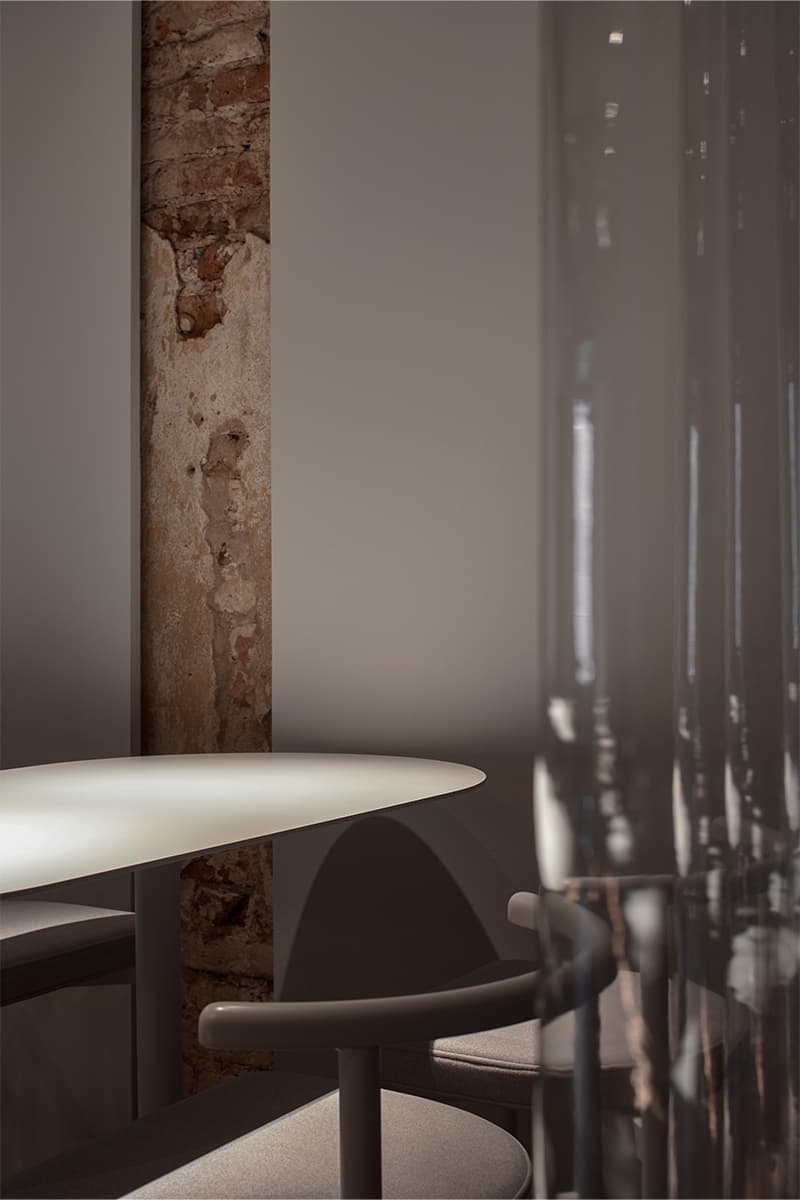 Желтые акценты в интерьере гастробара со старинной кирпичной кладкой — проект DA bureau