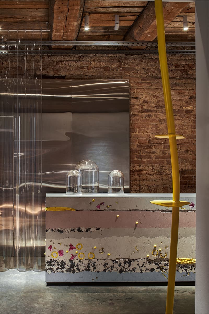 Желтые акценты в интерьере гастробара со старинной кирпичной кладкой — проект DA bureau