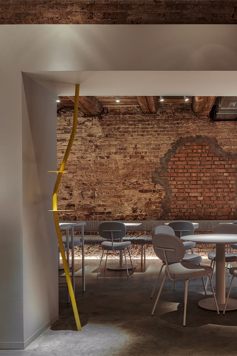 Желтые акценты в интерьере гастробара со старинной кирпичной кладкой — проект DA bureau