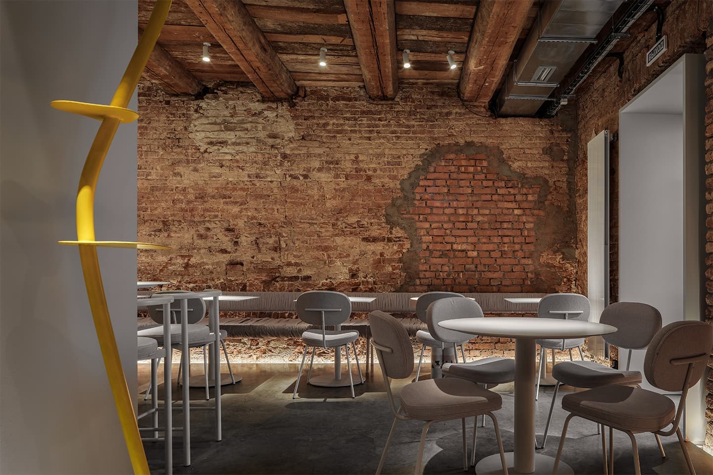 Желтые акценты в интерьере гастробара со старинной кирпичной кладкой — проект DA bureau