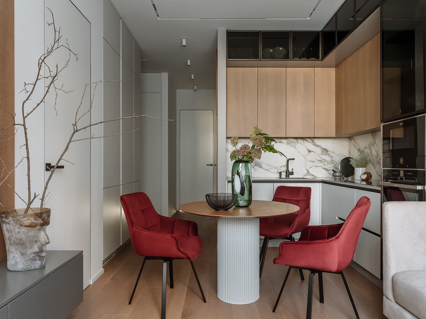 Серо-бежевые оттенки в интерьере квартиры для семейной пары — проект студии Kovalchuk Interior