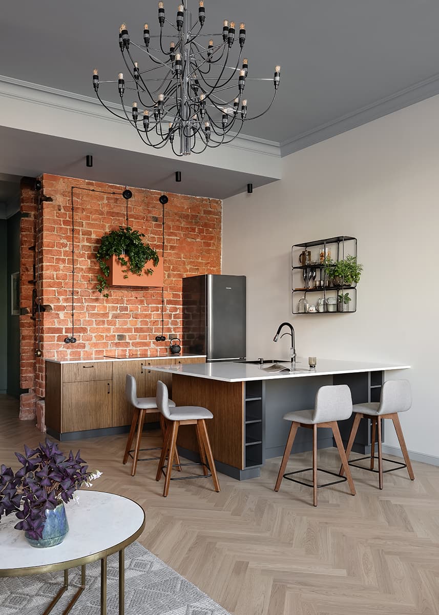 Старинная кирпичная кладка в интерьере петербургских апартаментов под сдачу — проект Аллы Сеничевой