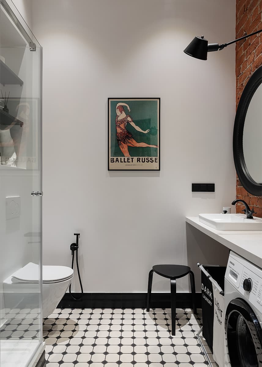 Старинная кирпичная кладка в интерьере петербургских апартаментов под сдачу — проект Аллы Сеничевой