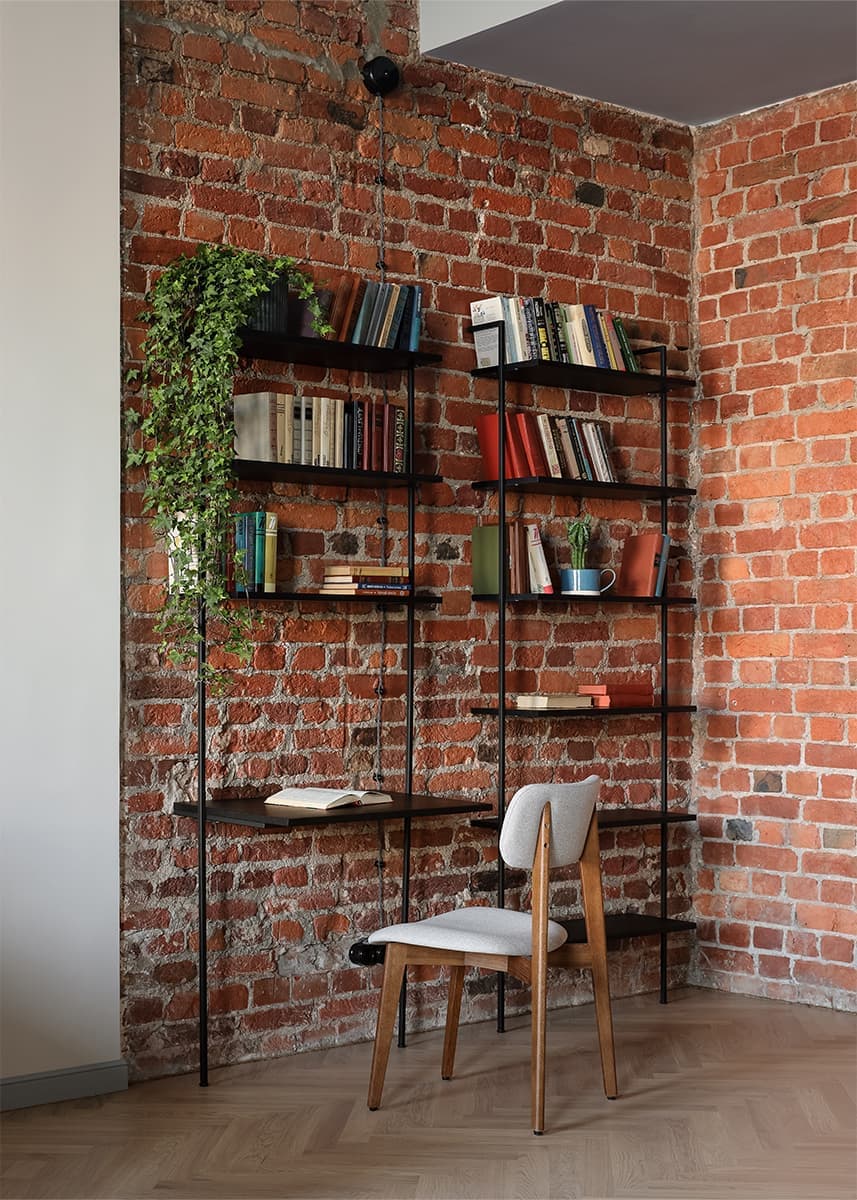 Старинная кирпичная кладка в интерьере петербургских апартаментов под сдачу — проект Аллы Сеничевой