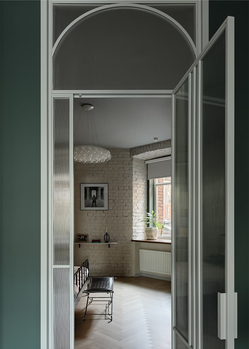 Старинная кирпичная кладка в интерьере петербургских апартаментов под сдачу — проект Аллы Сеничевой