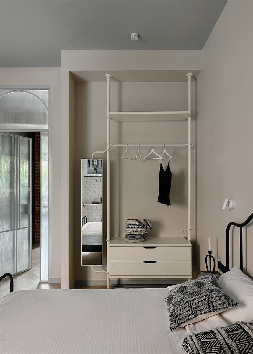 Старинная кирпичная кладка в интерьере петербургских апартаментов под сдачу — проект Аллы Сеничевой