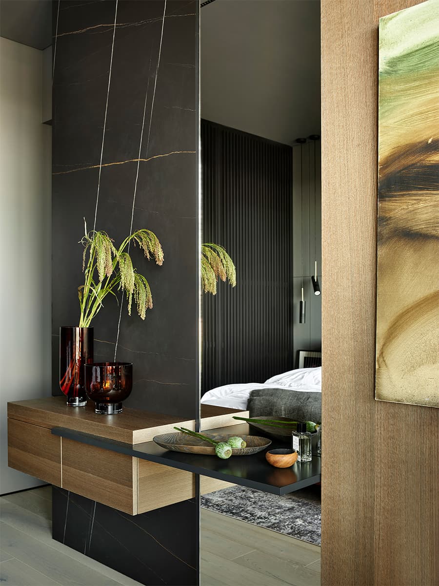 Интерьер семейной квартиры с динамичным оформлением кухни-гостиной — проект дизайн-студии Geometrium