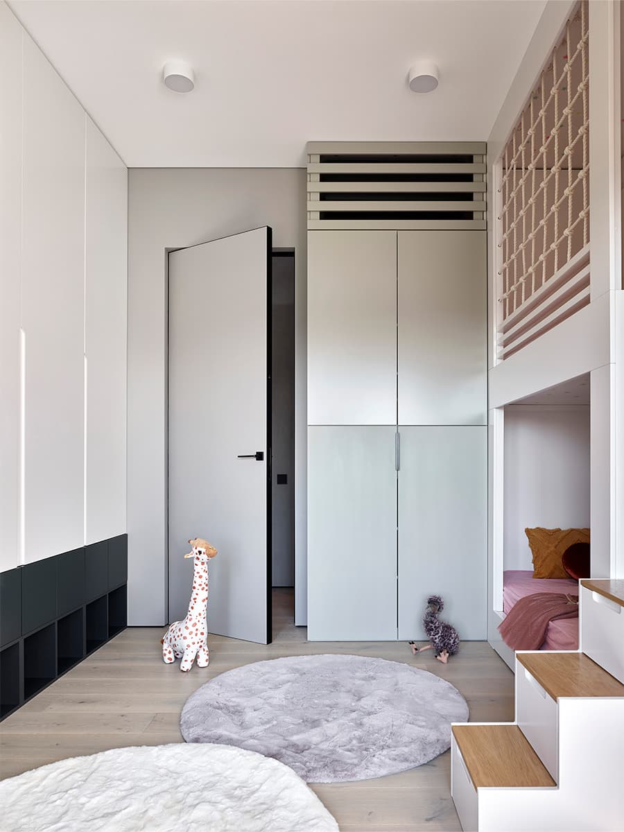 Интерьер семейной квартиры с динамичным оформлением кухни-гостиной — проект дизайн-студии Geometrium