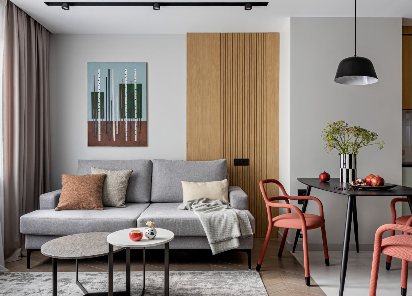 Яркие краски и графичные светильники в интерьере квартиры для музыканта — проект ESTE Design