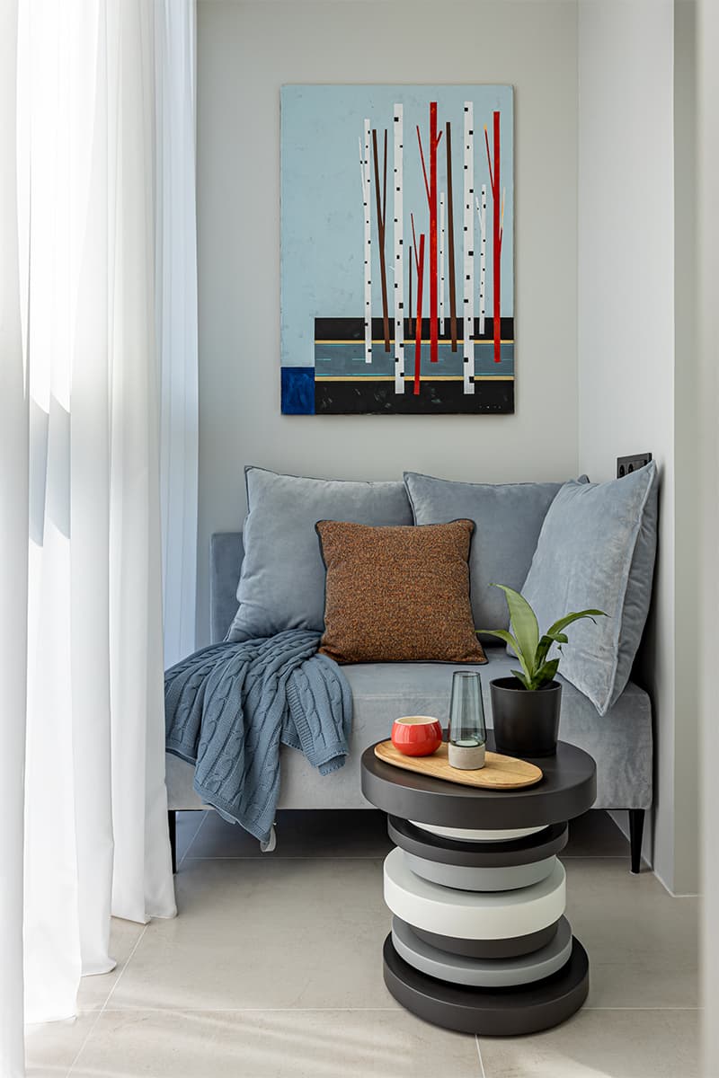 Яркие краски и графичные светильники в интерьере квартиры для музыканта — проект ESTE Design