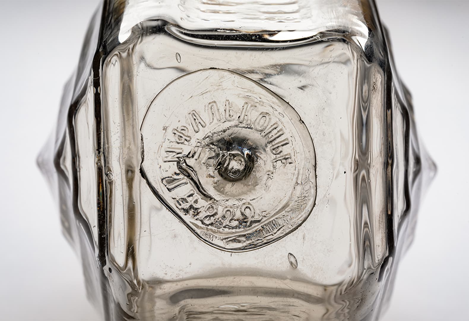 Пломбировочная печать стеклянного кирпича, надпись «Фальконье привил[егия] №14822»