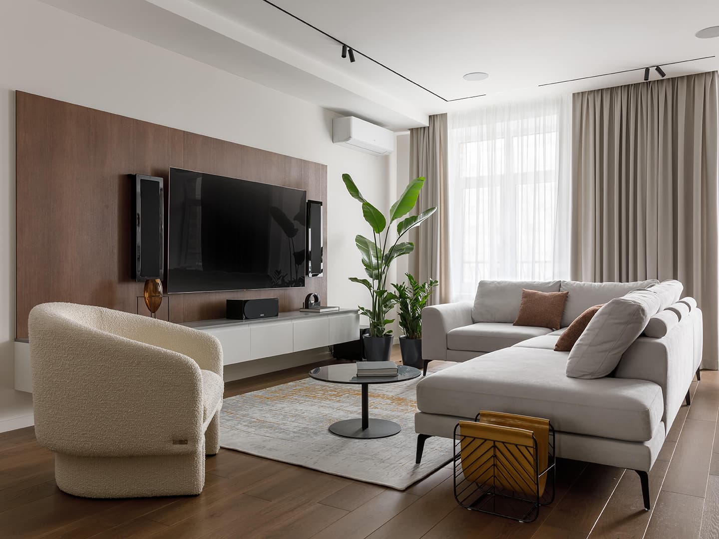 Лаконичный интерьер семейной квартиры с обилием дерева — проект студии MAD ABOUT INTERIOR