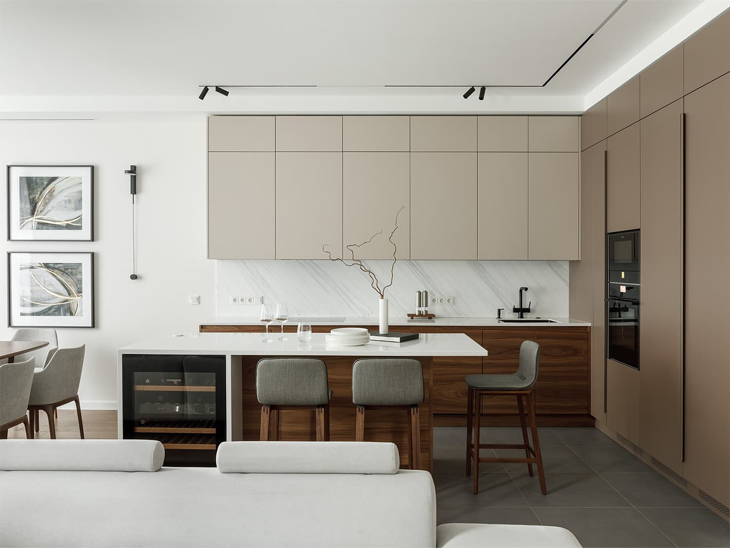 Лаконичный интерьер семейной квартиры с обилием дерева — проект студии MAD ABOUT INTERIOR