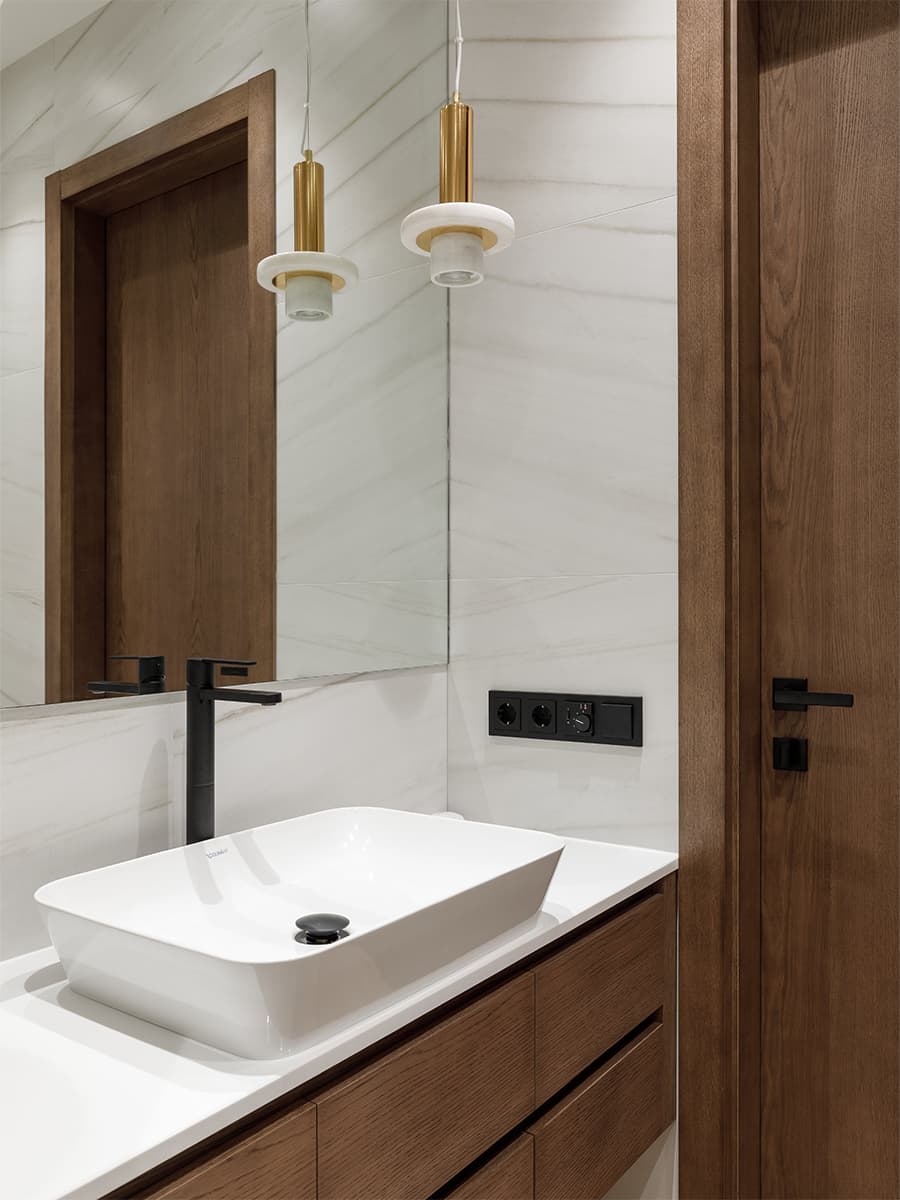 Лаконичный интерьер семейной квартиры с обилием дерева — проект студии MAD ABOUT INTERIOR