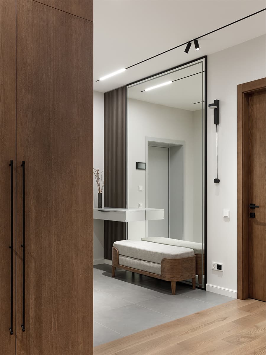 Лаконичный интерьер семейной квартиры с обилием дерева — проект студии MAD ABOUT INTERIOR