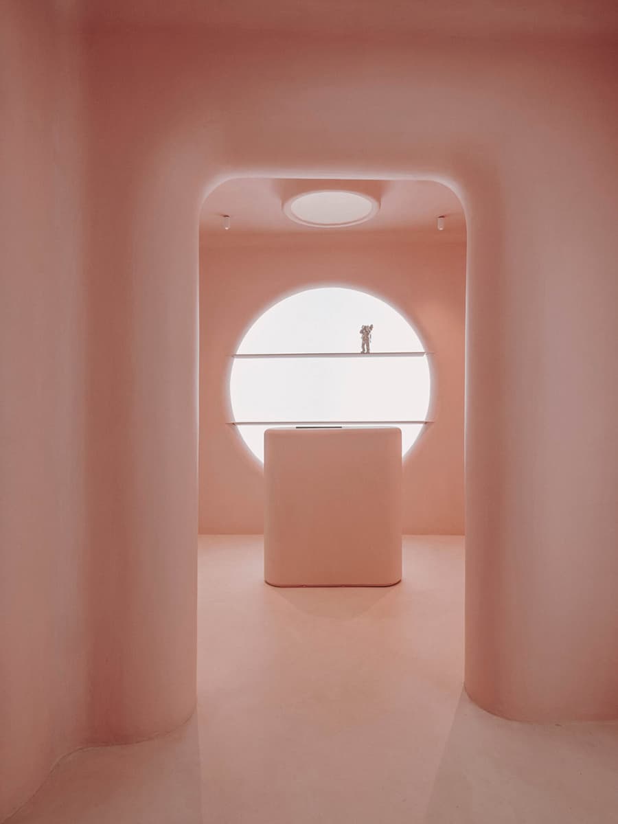 Сквозь розовые очки: фантазийный интерьер концепт-стора в Барселоне — проект Изерна Серры и студии Six N. Five