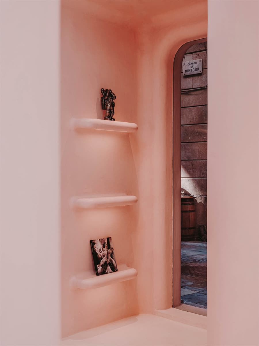 Сквозь розовые очки: фантазийный интерьер концепт-стора в Барселоне — проект Изерна Серры и студии Six N. Five