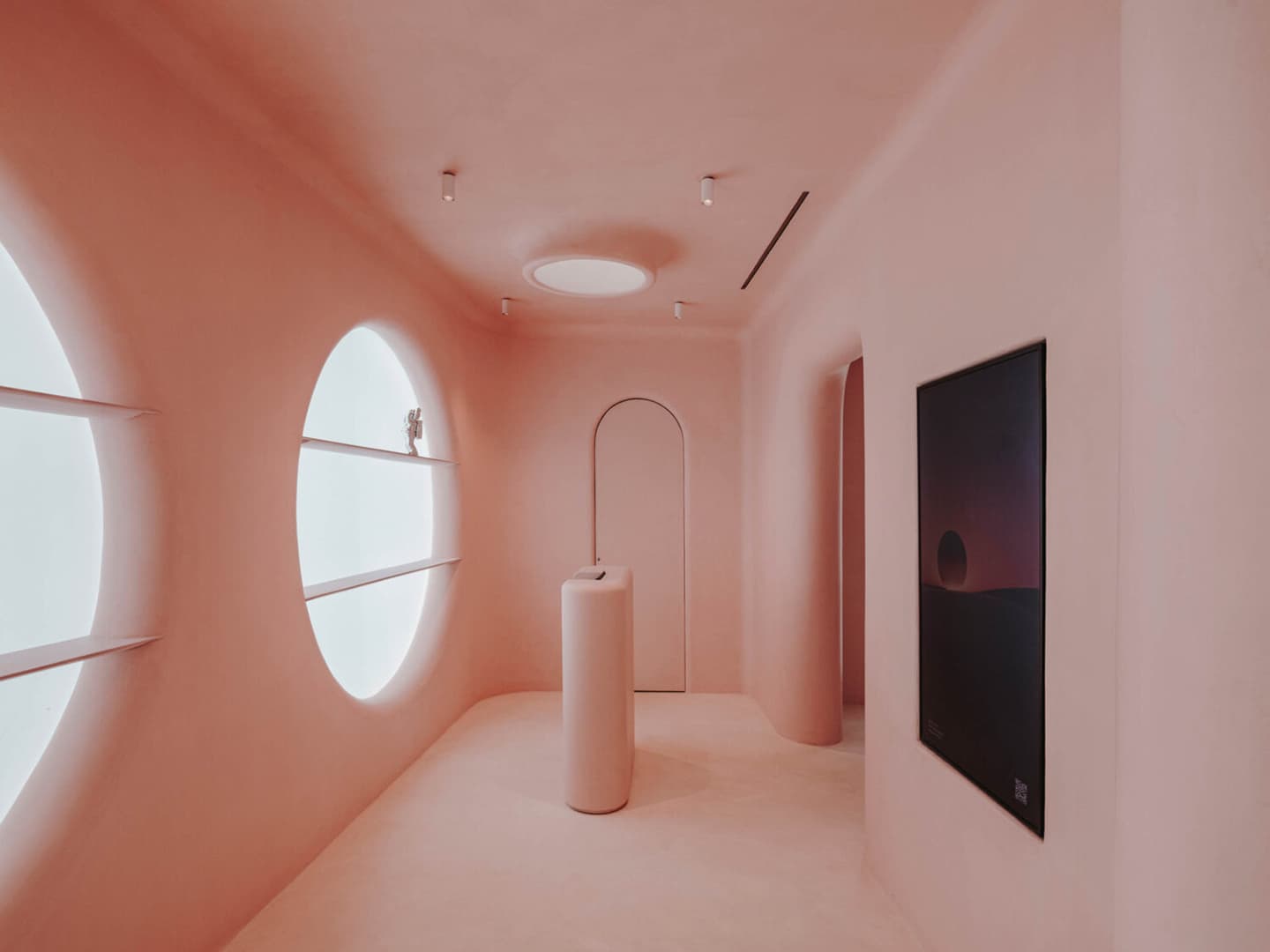 Сквозь розовые очки: фантазийный интерьер концепт-стора в Барселоне — проект Изерна Серры и студии Six N. Five