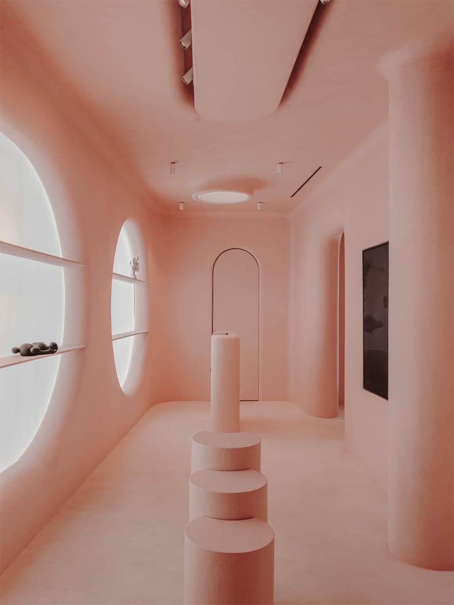Сквозь розовые очки: фантазийный интерьер концепт-стора в Барселоне — проект Изерна Серры и студии Six N. Five