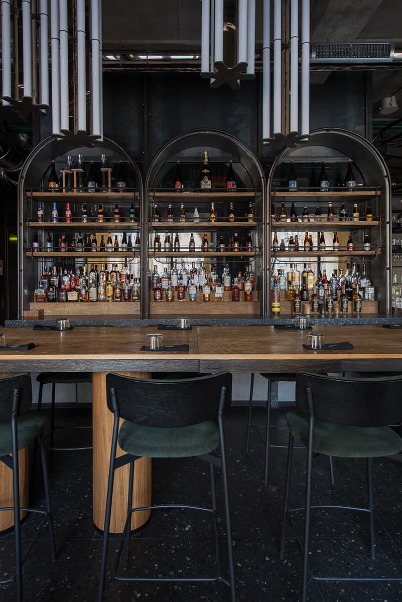 Изумрудные, золотистые и серые тона в интерьере петербургского паба — проект PAUM Design