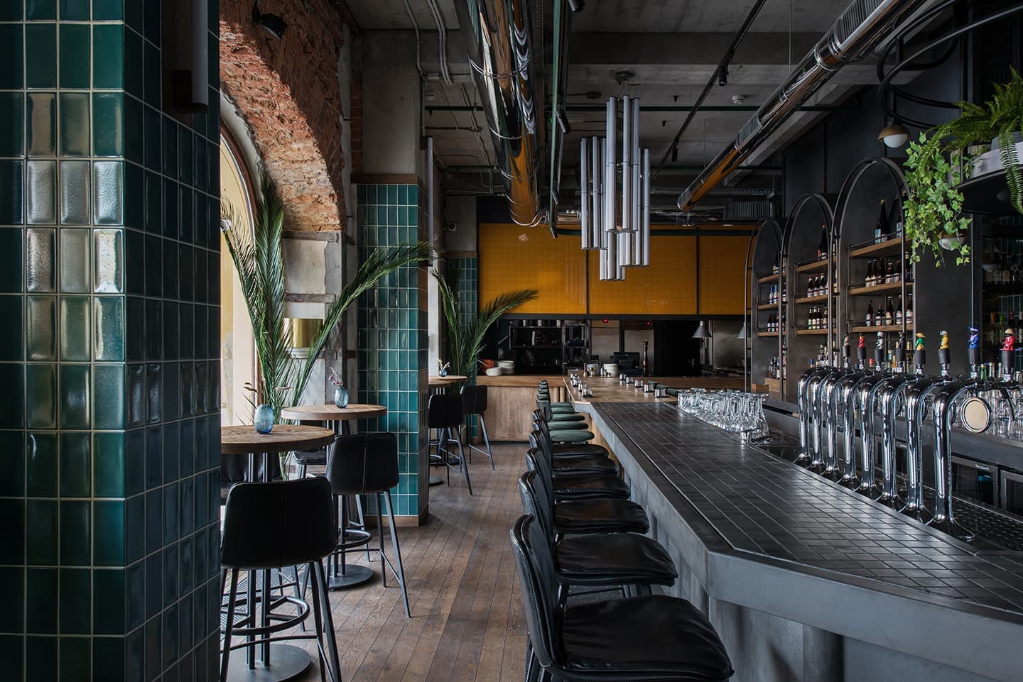 Изумрудные, золотистые и серые тона в интерьере петербургского паба — проект PAUM Design