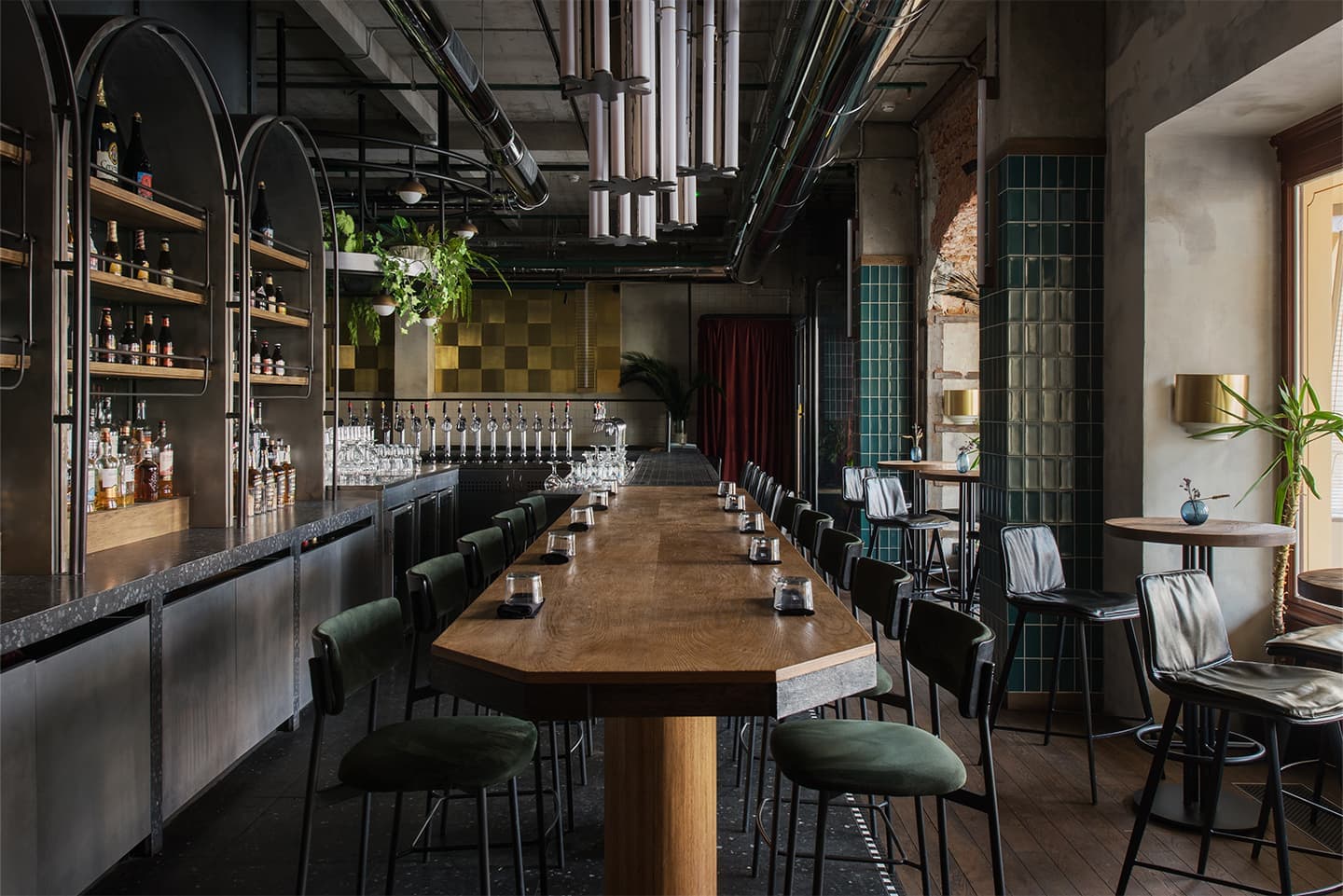 Изумрудные, золотистые и серые тона в интерьере петербургского паба — проект PAUM Design