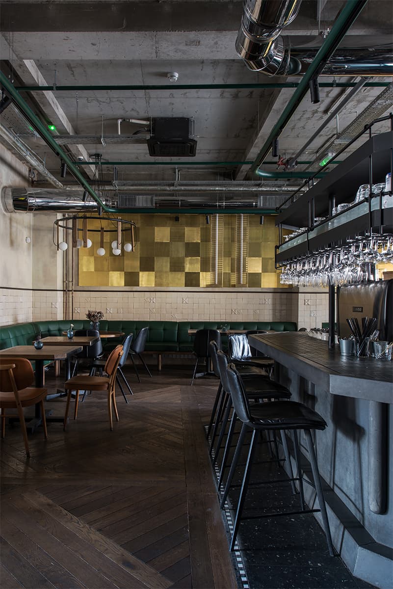 Изумрудные, золотистые и серые тона в интерьере петербургского паба — проект PAUM Design