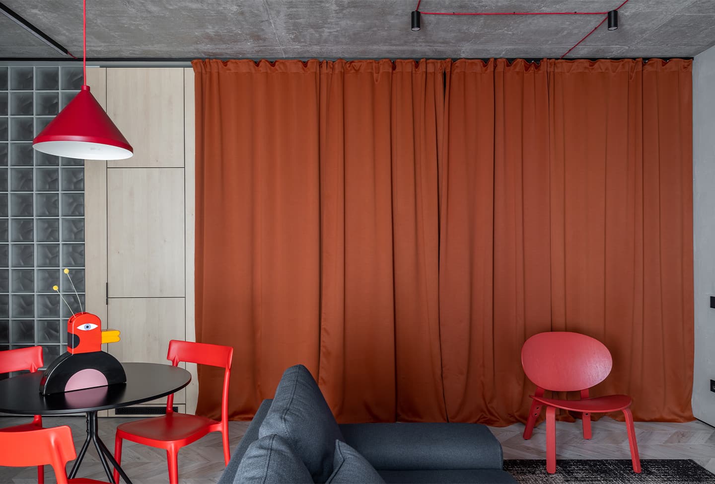 Обилие цветов в интерьере квартиры-студии — проект Екатерины и Алексея Савицких