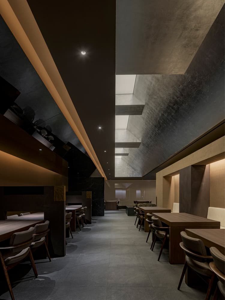 Благородный интерьер корейского ресторана с камерными приватными зонами — проект Design Studio Minwoo