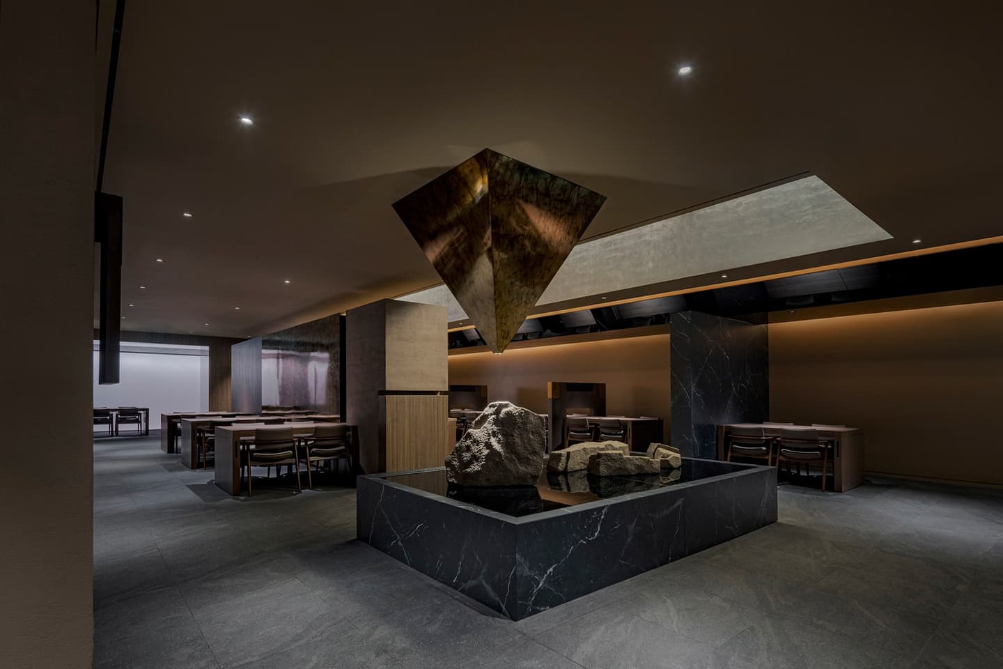 Благородный интерьер корейского ресторана с камерными приватными зонами — проект Design Studio Minwoo