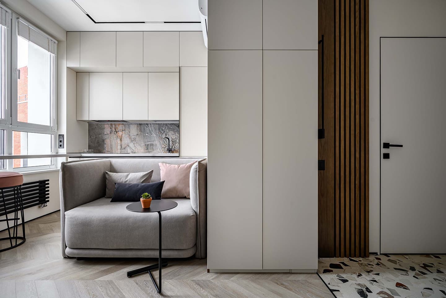 Лаконичный интерьер с нескучными деталями и выверенными пропорциями — проект Ирины Ващенко